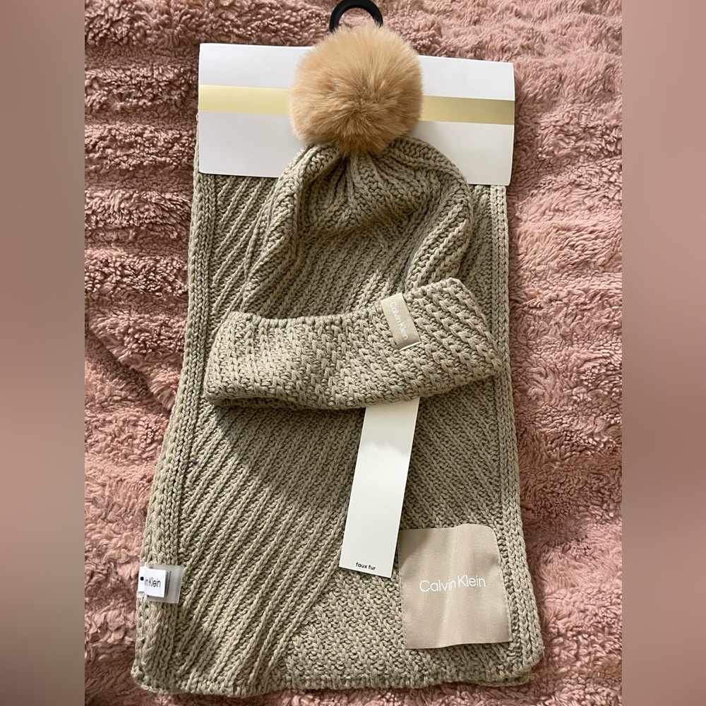 NWT Calvin Klein Knit Beanie and Scarf Gift Set